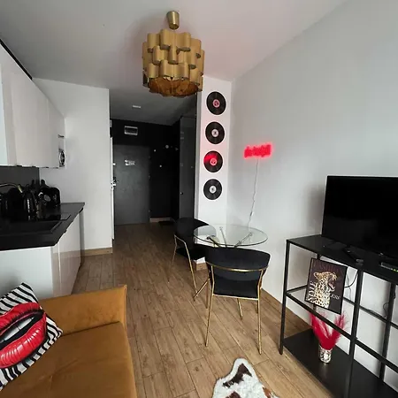 Apartamento Wyjatkowy Z Prysznicem Posrodku Na Wyjatkowe Wieczory